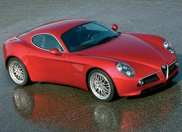 Viele Fahrzeugneuheiten tragen das Pirelli-Logo auf ihren Reifen, darunter der neue Alfa Romeo 8C Competizione 